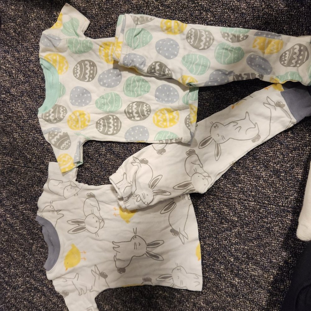 Matching twin Easter pajamas 2pc size 18months carter's good condition.  Worn 1x